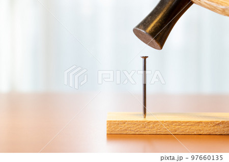 金づちで釘を打つ 金づちで釘を打つ 97660135