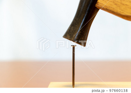 木材に鉄の釘を打つ 木材に鉄の釘を打つ 97660138