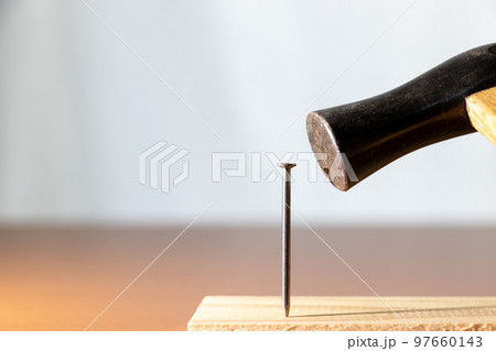 鉄の釘と金づち 鉄の釘と金づち 97660143