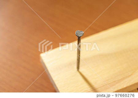 木片に打ち付けられた釘 木片に打ち付けられた釘 97660276