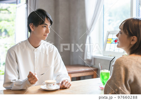 カフェでくつろぐ男性 カフェでくつろぐ男性 97660288