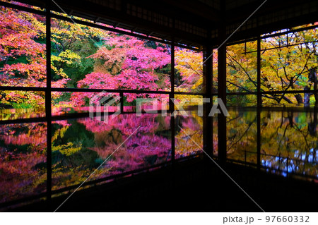 京都八瀬雨の紅葉狩り 97660332