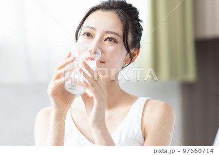 水を飲む女性 97660714