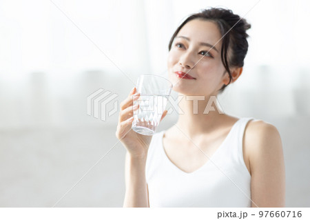 水を飲む女性 97660716