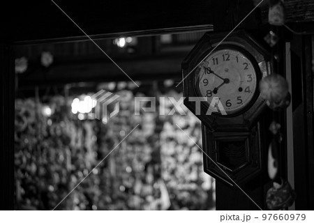 古き日本の家の時計 古き日本の家の時計 97660979