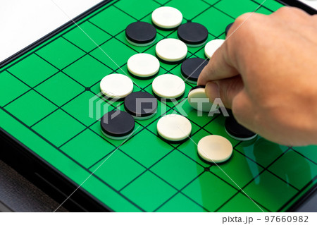 オセロの石を裏返す 97660982