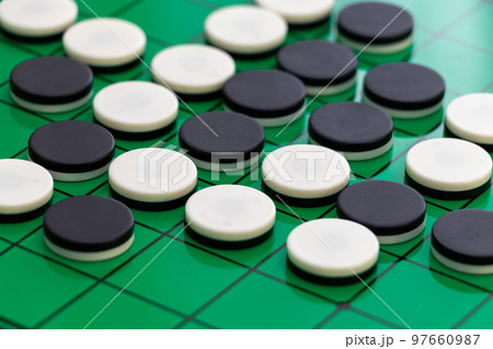 オセロの白黒の石 97660987