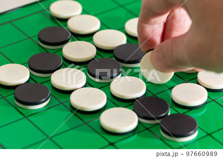 オセロを楽しむ 97660989