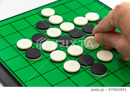 オセロの石をひっくり返す 97660991