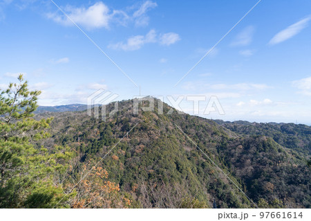 菊水山の登山道から見た鍋蓋山の山陽（六甲山地） 97661614