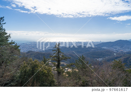 菊水山の山頂から見た景色（六甲山地） 97661617