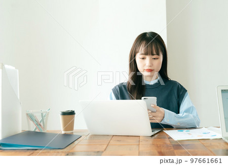 オフィスで働く若い女性 オフィスで働く若い女性 97661661