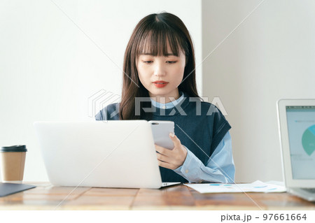 オフィスで働く若い女性 オフィスで働く若い女性 97661664