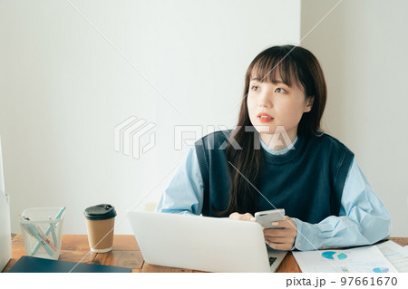 オフィスで働く若い女性 オフィスで働く若い女性 97661670