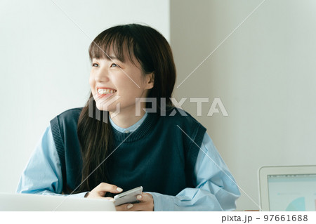 オフィスで働く若い女性 97661688