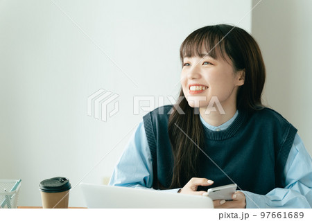 オフィスで働く若い女性 97661689