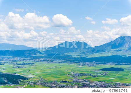 最高に美しい夏の阿蘇市街地風景(阿蘇市・内牧)パノラマ景色 最高に美しい夏の阿蘇市街地風景(阿蘇市・内牧)パノラマ景色 97661741