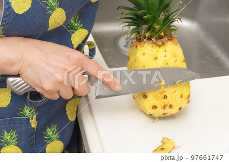 【パイナップルの表面を削いでいく】 97661747