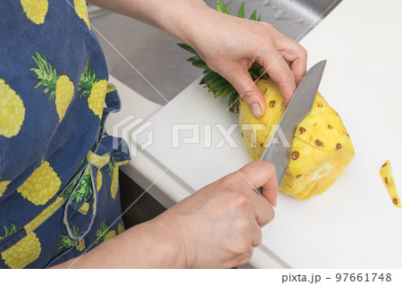 【パイナップルの節をカットする】 【パイナップルの節をカットする】 97661748