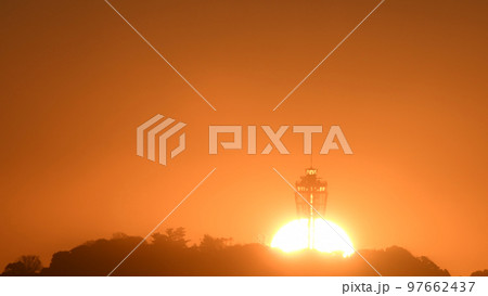 江ノ島シーキャンドルと日の出 97662437