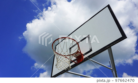 屋外のバスケットゴール 97662470