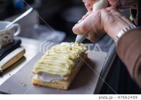 とても美味しい日本の一般家庭の手作りのクリスマスケーキ 97662499
