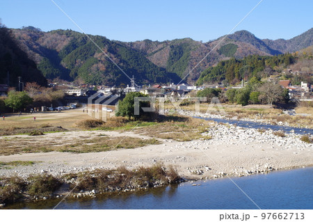 加計町を流れる太田川河川敷の晩秋の景色 加計町を流れる太田川河川敷の晩秋の景色 97662713