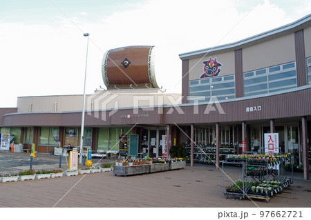 大太鼓が据えてある北広島町の道の駅の景色 97662721