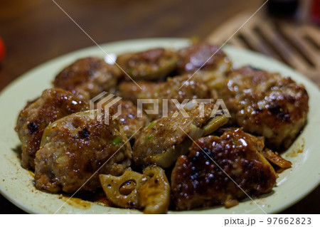 とても美味しい日本の一般家庭のレンコンの肉詰め 97662823
