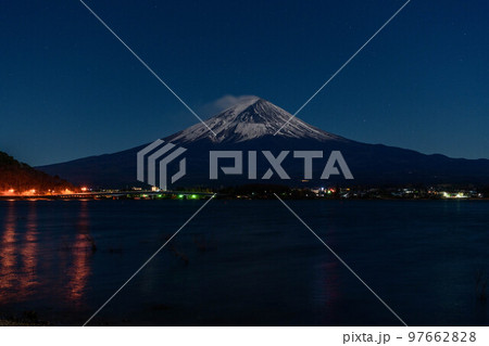山梨県河口湖より夜の富士山 97662828
