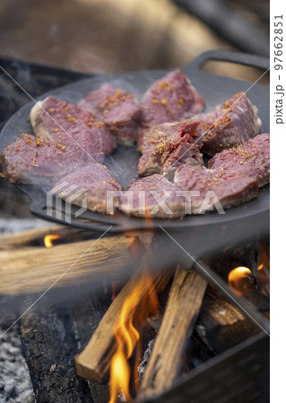 キャンプ　焚き火　調理 97662851