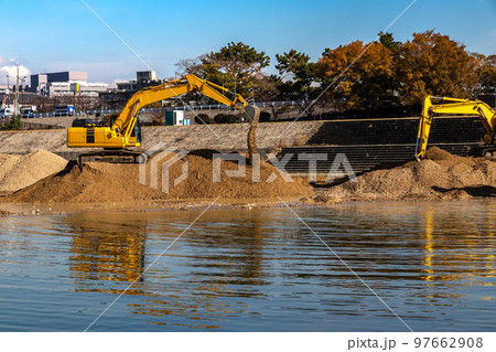 川岸で作業をする油圧ショベル 川岸で作業をする油圧ショベル 97662908