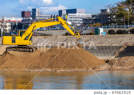 油圧ショベルを使用した河川工事 油圧ショベルを使用した河川工事 97662919