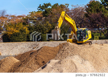 砂山の上で作業をする油圧ショベル 砂山の上で作業をする油圧ショベル 97662922