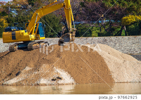 砂山の上で作業をする油圧ショベル 砂山の上で作業をする油圧ショベル 97662925