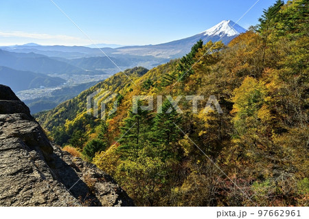 三ツ峠山から富士山と紅葉の尾根 三ツ峠山から富士山と紅葉の尾根 97662961