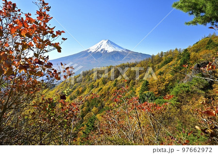 三ツ峠山から富士山と紅葉の木々に尾根 三ツ峠山から富士山と紅葉の木々に尾根 97662972
