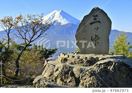 三ツ峠山山頂の名板と富士山 三ツ峠山山頂の名板と富士山 97662973