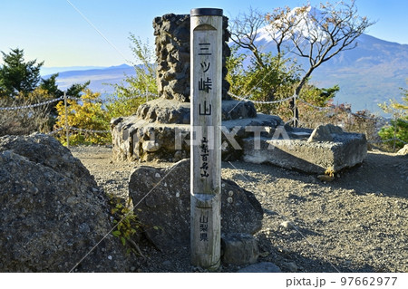 三ツ峠山山頂の標柱と富士山に方位盤 三ツ峠山山頂の標柱と富士山に方位盤 97662977