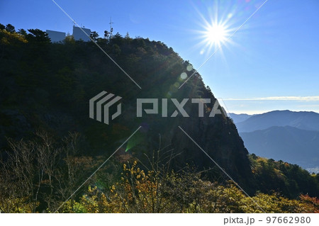 三ツ峠山（開運山）に太陽と道志山塊 97662980