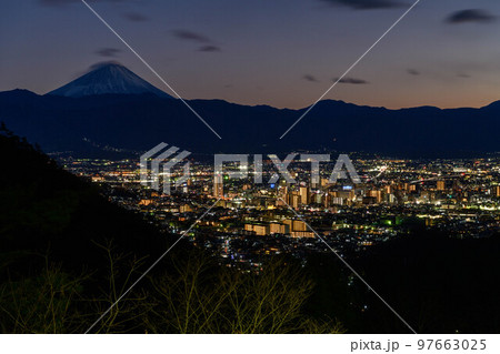 山梨県甲府市の夜景と富士山 97663025