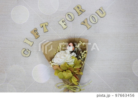 GIFT FOR YOU文字と小さな花束 水玉 かわいいプレゼントのイメージ GIFT FOR YOU文字と小さな花束 水玉 かわいいプレゼントのイメージ 97663456