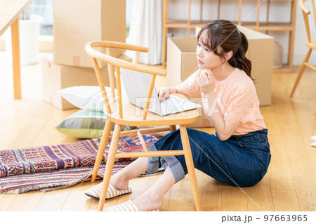 パソコンで検索する若い女性 パソコンで検索する若い女性 97663965