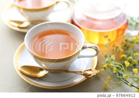 紅茶とティーポット　ティータイムイメージ 97664912