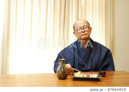 着物でお酒楽しむ男性 着物でお酒楽しむ男性 97664959