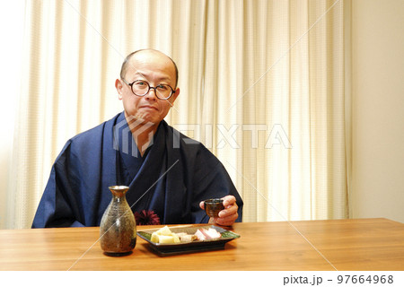 着物でお酒楽しむ男性 着物でお酒楽しむ男性 97664968