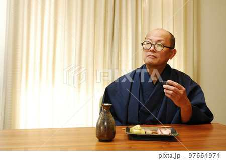 着物でお酒楽しむ男性 97664974