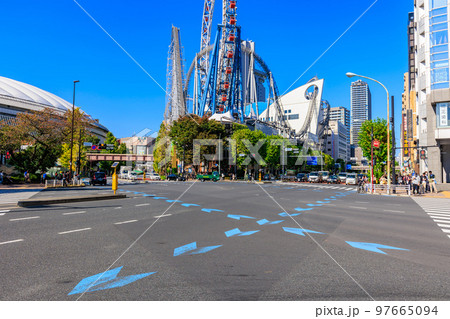 東京　文京区本郷付近の道路表示（自転車ナビライン） 97665094