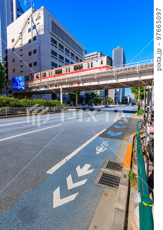 東京 文京区本郷付近の道路表示(普通自転車専用通行帯) 東京 文京区本郷付近の道路表示(普通自転車専用通行帯) 97665097
