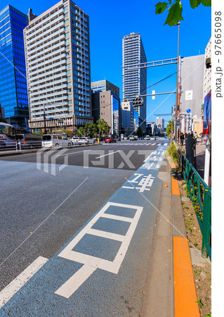 東京　文京区本郷付近の道路表示（普通自転車専用通行帯） 97665098